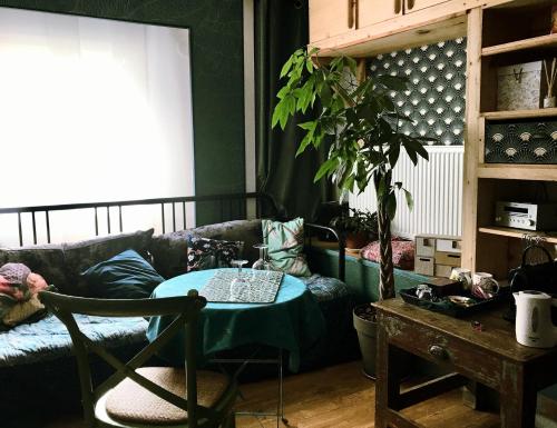 un salon avec un canapé et une table dans l'établissement Belle chambre en rez de chaussée avec sauna dans quartier calme, à Bordeaux