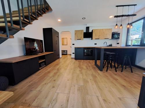 een open keuken en een woonkamer met houten vloeren bij Riverside Apartma 2, Kranjska Gora in Kranjska Gora