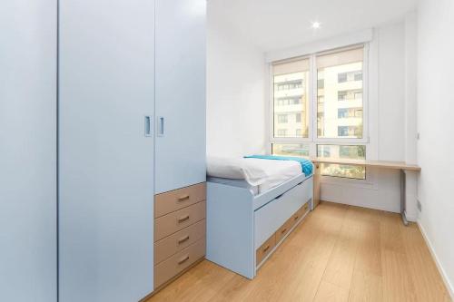 ein kleines Schlafzimmer mit einem Bett und einem Fenster in der Unterkunft House Riberas in Loyola