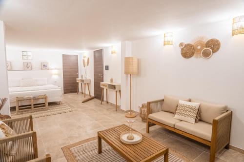 ein Wohnzimmer mit einem Sofa und einem Tisch in der Unterkunft Location de chambre Villa les allamandas in Mandelieu-la-Napoule