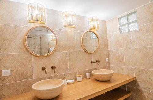 ein Badezimmer mit zwei Waschbecken und zwei Spiegeln in der Unterkunft Location de chambre Villa les allamandas in Mandelieu-la-Napoule