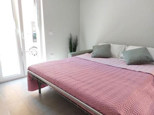 een bed met twee kussens in een kamer bij Casetta San Marciano Pile in LʼAquila