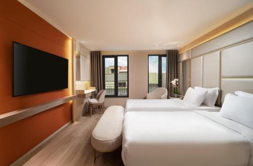 Habitación de hotel con 2 camas y TV de pantalla plana. en Bentley Hotel Bosphorus - Special Class, en Estambul