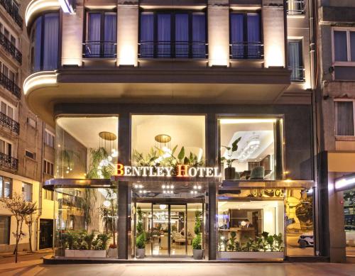 Bentley Hotel Bosphorus - Special Class في إسطنبول: محل امام مبنى عليه لافته مكتوب عليها فندق حاجز
