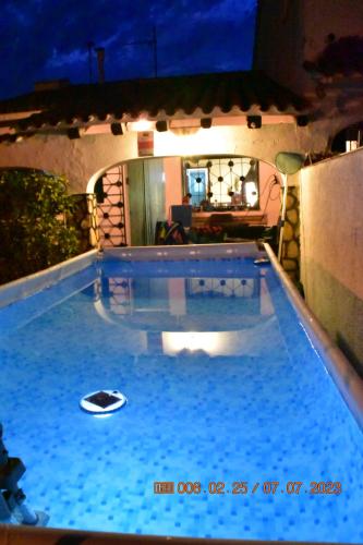 レスカラにあるCasa Mediterraniの家屋内の夜のスイミングプール
