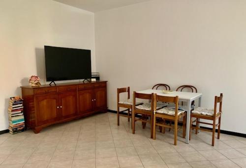 comedor con mesa y TV de pantalla plana en Edera, en Porto Corsini