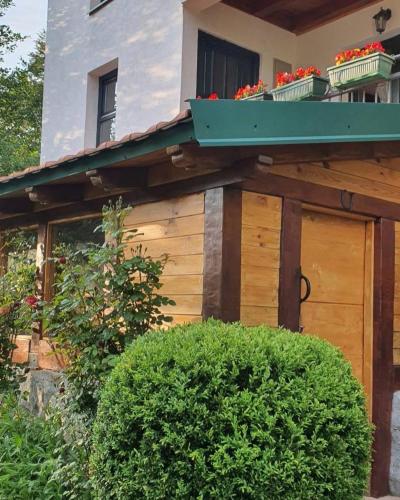 コラシンにあるApartments Lux Labovicの緑のドアとバルコニー付きの家