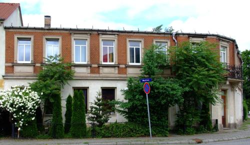 ein Backsteinhaus mit einem Schild davor in der Unterkunft Fetish-Hostel in Dresden