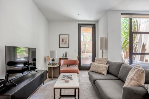 Hollywood studio w concierge pool nr shops LAX-1089