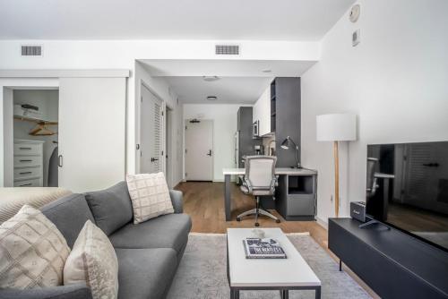 Hollywood studio w concierge pool nr shops LAX-1089