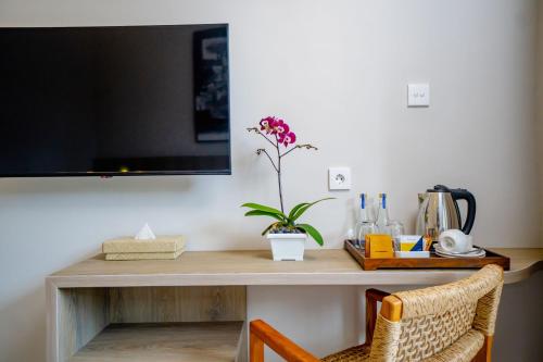 a desk with a tv and a plant on it at Tapa Agung View Besakih in Menanga