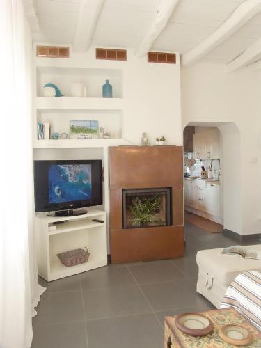 a living room with a television and a fireplace at Luxury Easy Living in Framura in Framura