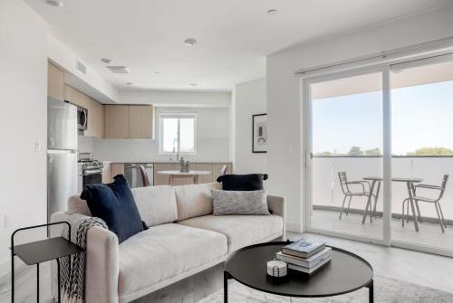 West LA 1br w gym rooftop 15 min to beach LAX-1102