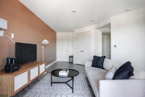 West LA 1br w gym rooftop 15 min to beach LAX-1102