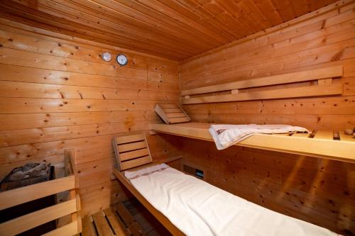 drewniany domek z 2 łóżkami piętrowymi w obiekcie Sunny Hill w mieście Vremski Britof