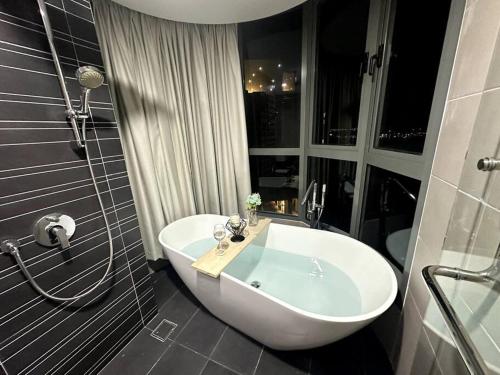 Bathroom sa Teega Modern 4BR 12pax pooltable by Our Stay