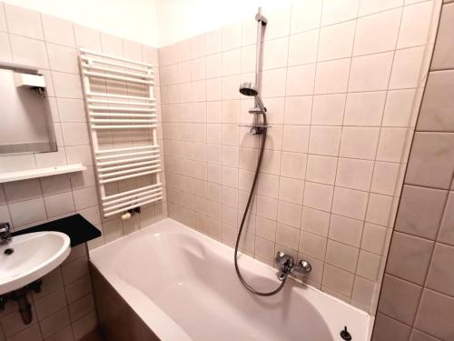 La salle de bains est pourvue d'une baignoire et d'un lavabo. dans l'établissement Unterkunft Berlin Prenzlauer Berg, à Berlin
