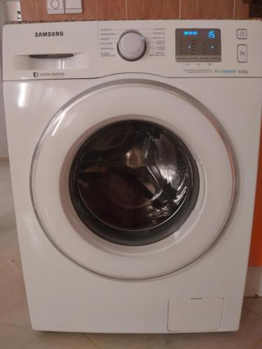 - un lave-linge blanc avec une porte ouverte dans l'établissement appartement berkane, à Berkane