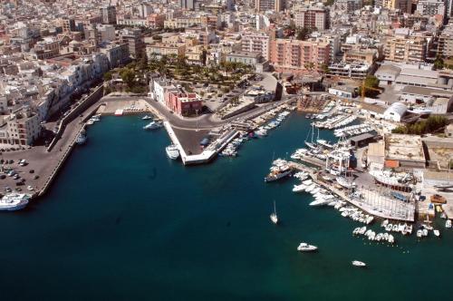 - une vue aérienne sur un port avec des bateaux dans l'eau dans l'établissement Casa Grazia, à Monopoli