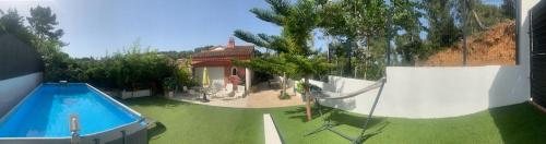 ein Haus mit einem Swimmingpool im Hof in der Unterkunft Bois Joli in Hyères