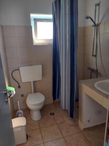 La salle de bains est pourvue de toilettes et d'un lavabo. dans l'établissement Ferienhaus Felix mit Meerblick, à Pollonia