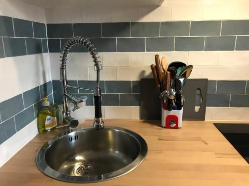 un comptoir de cuisine avec un évier dans une cuisine dans l'établissement Nid douillet Trouville sur mer, à Trouville-sur-Mer