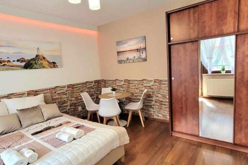 una camera con letto e tavolo con sedie di Modern Apartment SANDY BEACH down town, aquapark, free parking a Cracovia