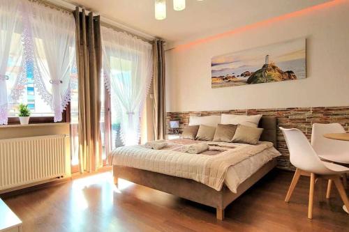 una camera con letto e muro di mattoni di Modern Apartment SANDY BEACH down town, aquapark, free parking a Cracovia