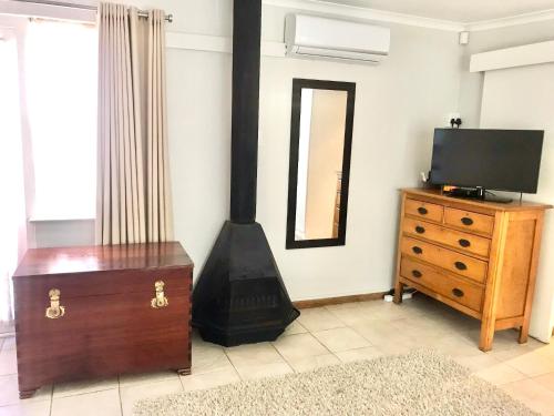 Telewizja i/lub zestaw kina domowego w obiekcie 10VDW Self Catering Apartments