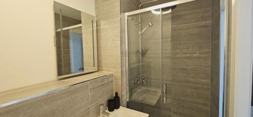 uma casa de banho com um WC e uma cabina de duche em vidro. em Lamberts House - 2 Bed, 2 Bathroom em Leeds