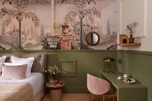 a bedroom with a bed and a painting on the wall at Château Léognan, Domaine viticole - proche Bordeaux in Léognan