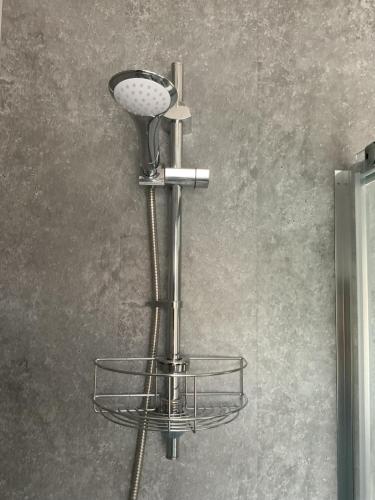 Ένα μπάνιο στο Large 2-bedroom maisonette with free parking