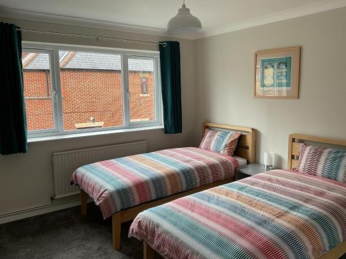 Ένα ή περισσότερα κρεβάτια σε δωμάτιο στο Large 2-bedroom maisonette with free parking
