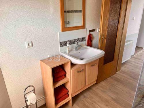 y baño con lavabo y espejo. en FeWo Ostsee Oase - gemütlich, ländlich, WLAN en Marlow
