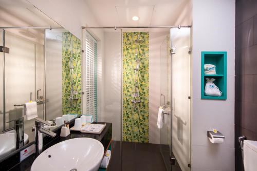 W łazience znajduje się umywalka i prysznic. w obiekcie ÊMM Hotel Hoi An w Hoi An