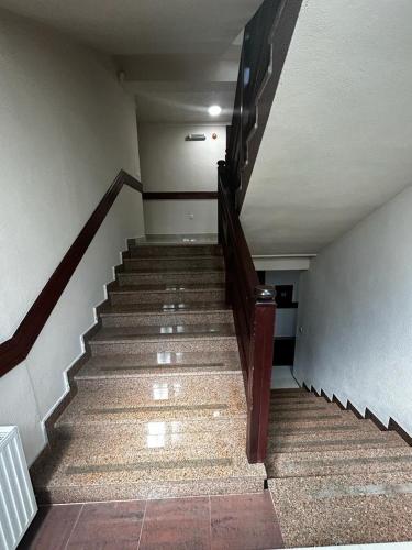 eine leere Treppe in einem Gebäude mit Treppenaufgang in der Unterkunft Apartmani Helda in Vlasic