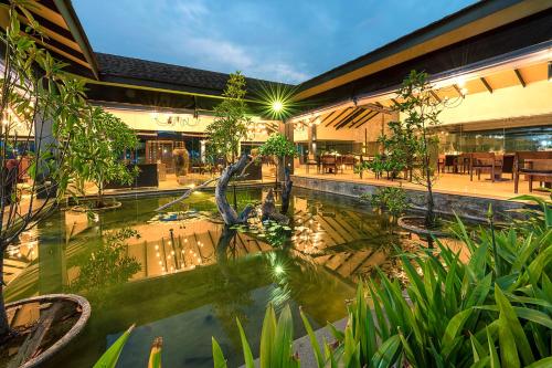 un edificio con una piscina de agua con un dinosaurio dentro en Centara Ceysands Resort & Spa Sri Lanka, en Bentota
