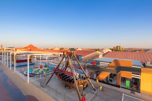 Bazén v ubytování Pickalbatros Alf Leila Wa Leila Resort - Neverland Hurghada nebo v jeho okolí