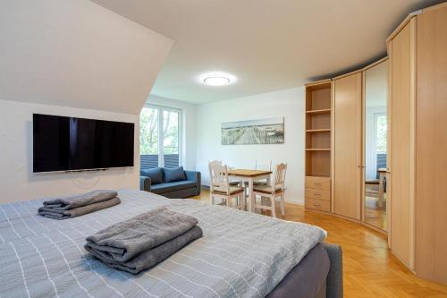 ein Schlafzimmer mit einem Bett mit zwei Handtüchern darauf in der Unterkunft Haus Annelie FEWO 3 EG/OG in Dranske