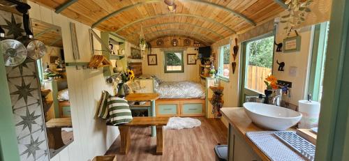 Dallington的住宿－Cobblers Cabin，一个小房子,设有水槽和一间卧室