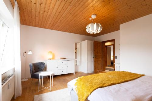 Un dormitorio con una cama y un techo de madera. en Triumph in der Heide, en Buchholz - Aller