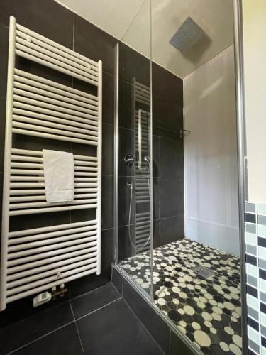 baño con ducha y puerta de cristal en Perfect getaway in Bruges!, en Brujas