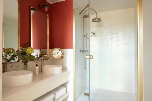 a bathroom with two sinks and a shower at Château Léognan, Domaine viticole - proche Bordeaux in Léognan
