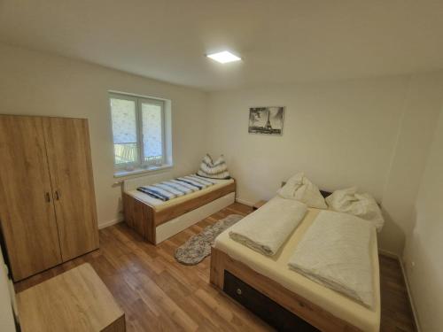 um quarto com 2 camas e uma janela em Apartment Emma em Liezen