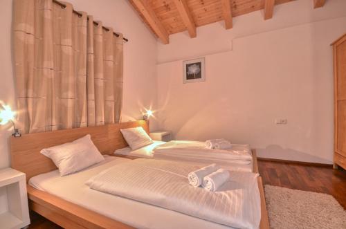 1 dormitorio con 2 camas y toallas. en Apartment Golfski - by Alpen Apartments, en Zell am See