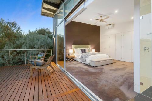 een grote slaapkamer met een bed en een balkon bij Saltwater in Blairgowrie