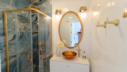 baño con espejo y lavabo en Apartamentos StarNerja II, en Nerja