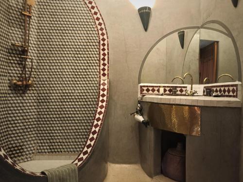 bagno con lavandino e specchio di Dar Taliwint a Marrakech