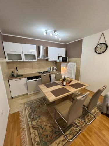 uma cozinha e sala de jantar com mesa e cadeiras em Kuća za odmor Saturnus em Karanac
