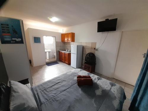 Postel nebo postele na pokoji v ubytování Umkomaas Lodge